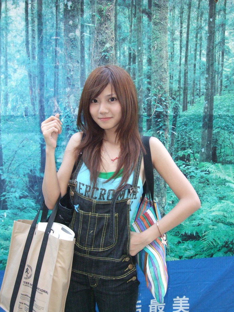 <em>豆花妹</em>被小钟亲嘴 网友轰下流胚 | 热搜网